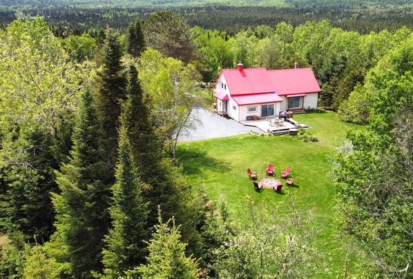 Villa au toit rouge - chalet locatif, 15 minutes du Massif du Sud, Québec