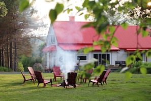 Villa au toit rouge - chalet locatif, 15 minutes du Massif du Sud, Québec