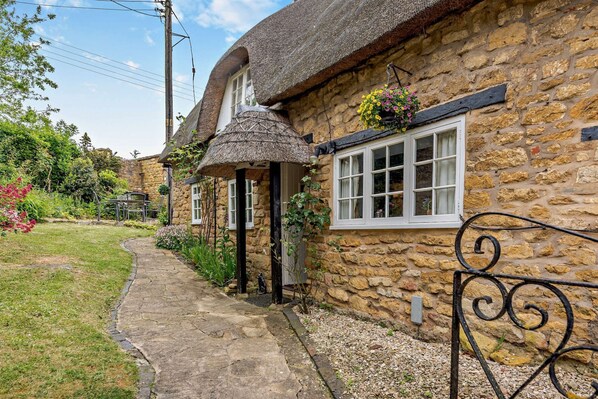 Tythebarn Cottage - StayCotswold