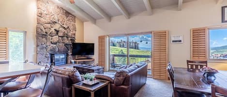 Large living room, with beautiful views of the ski area