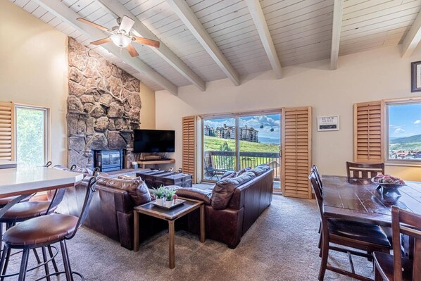 Large living room, with beautiful views of the ski area