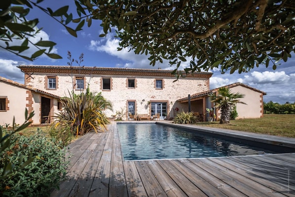 Outdoor terrace and swimming pool - L'Albigeoise des Templiers
