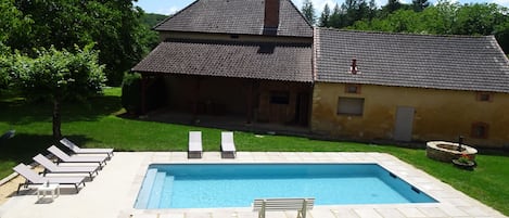 Piscine au centre du jardin entre les 2 maisons