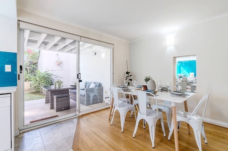 Dining with view to outside lounge