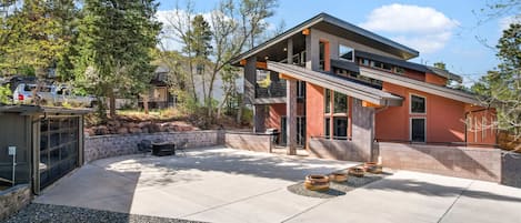 Modern luxury home  on Cheyenne Mountain and near the Broadmoor and zoo.
