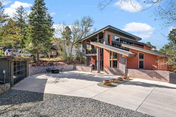 Modern luxury home on Cheyenne Mountain and near the Broadmoor and zoo.