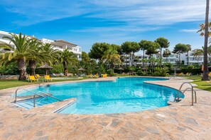 In this urbanization you can enjoy the incredible pool and garden area. (1)