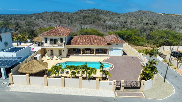 Private Villa with pool- enter and expect to enjoy your stay in this hidden gen