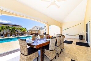 Poolside Pleasures: Savor Delicious Meals with a Splash of Luxury by Our Outdoor Dining Area! 🏊🍴
