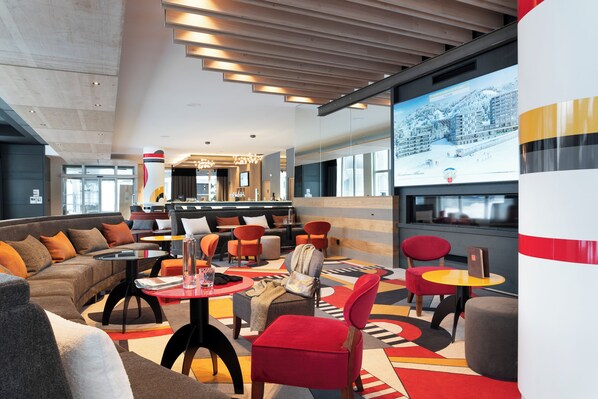Lobby lounge