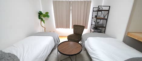 Living & Bed room
・Table
・Chair×2
・Bed(single)×2