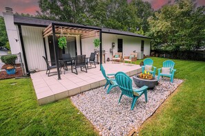 Peaceful backyard patio a 5-burner gas grill, fire pit, and seating. 