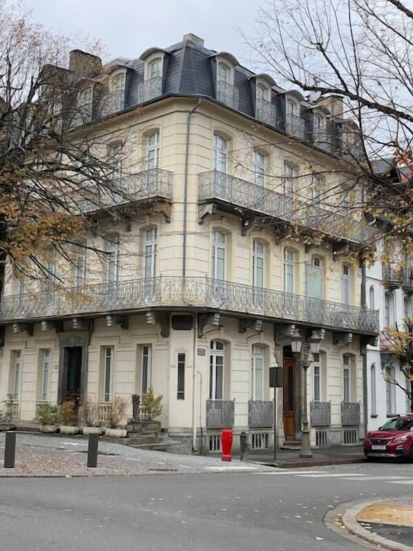 The building on the corner of Allee des Bains and Boulevard Dr Estradere