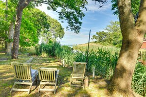 Waterfront | Paddleboard | Outdoor Shower | Walk to Beach