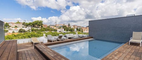 Enjoy a shared outdoor swimming pool located at the top of the building, with a wonderful view of the São Jorge castle.
#airbnb #lisbon #summer #vacations #pool