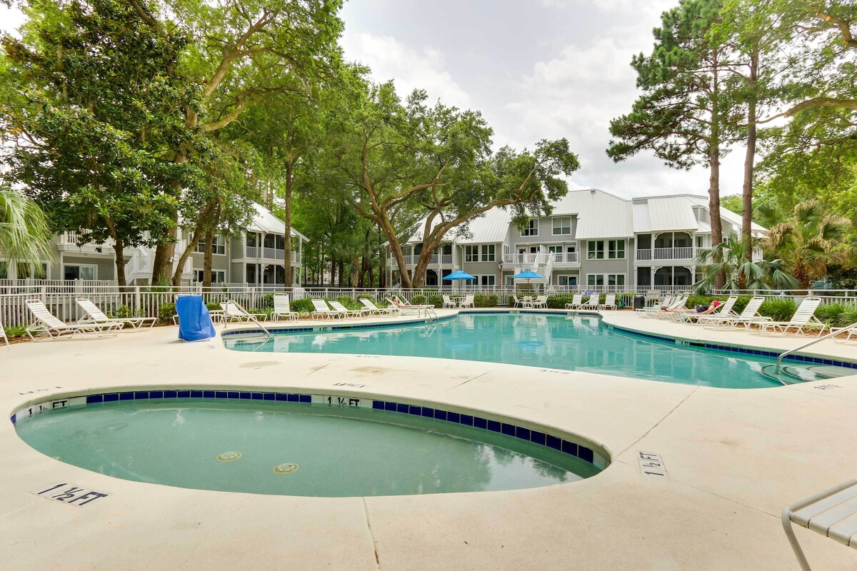 Hilton Head Condo w/ Wet Bar, Near Golf & Beach!