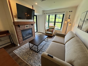 Renovated 1 bedroom with amazing mountain views from the LR and BR