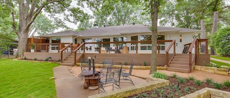 Enchanted Oaks Vacation Rental | 4BR | 3.5BA | 2,900 Sq Ft | 1 Step to Enter