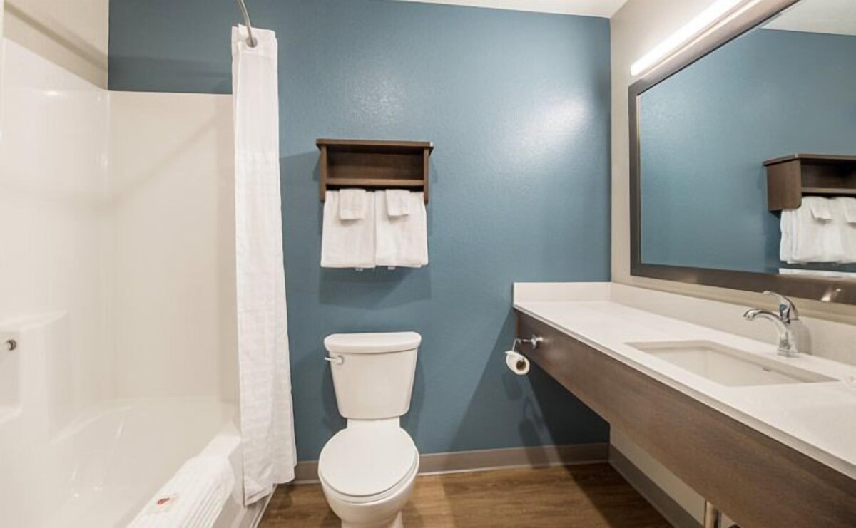 Peaceful Getaway in Bellflower! 3 Relaxing Units, Pets Allowed, Kitchen!