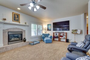 Living Room | Central A/C | Gas Fireplace | Free WiFi