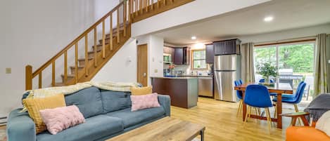 Tobyhanna Vacation Rental | 3BR | 2.5BA | 1,320 Sq Ft | 4 Steps to Enter