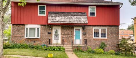 Pittsburgh Vacation Rental | 1BR | 3BA | 1,323 Sq Ft | Stairs Required
