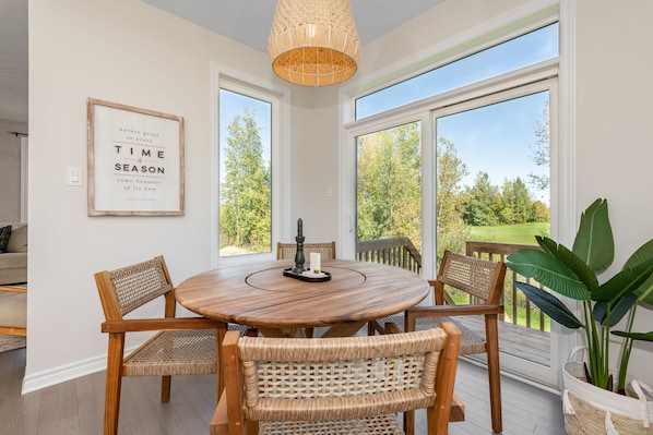 Breakfast room facing the golf course