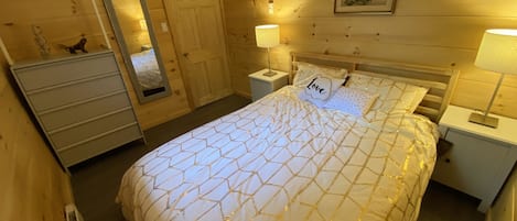 Master Bedroom - 1 Queen Bed