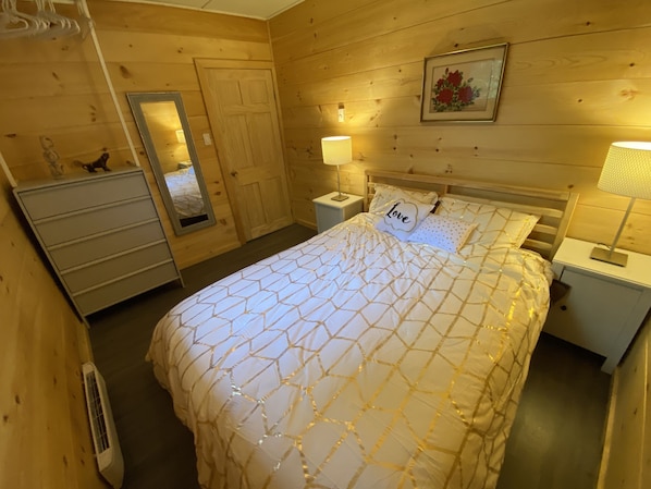 Master Bedroom - 1 Queen Bed