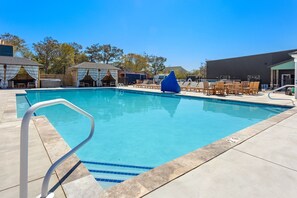 THE BEACH CLUB AT WHALEHEAD (Community pool with cabanas)