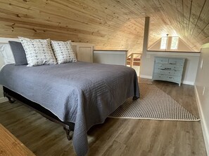 3rd bedroom with queen bed (loft)