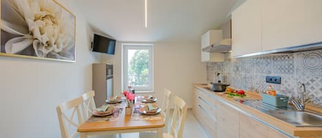 Fully equipped Kitchen and dining table, smart tv and wifi