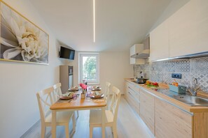Fully equipped Kitchen and dining table, smart tv and wifi