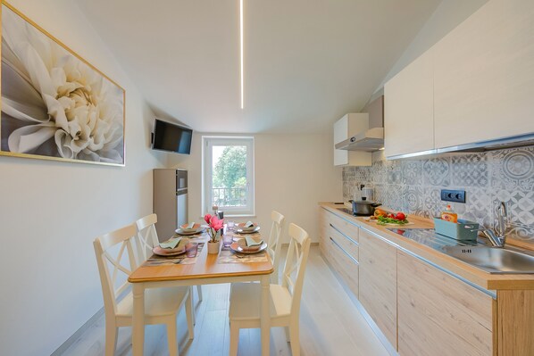 Fully equipped Kitchen and dining table, smart tv and wifi