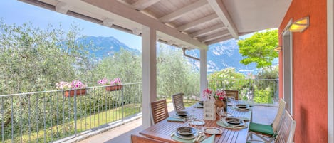 Table dans la véranda avec vue