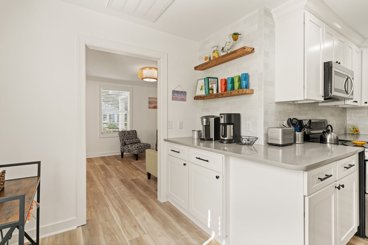 Sunflower Hideaway -Walk to eats, bike to beach, pet friendly, Relaxed backyard.