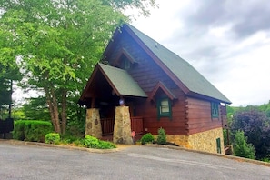 Always 5 O'clock at this Rustic 3 Story Cabin located just minutes from Tanger Outlets in Sevierville, Tennessee.