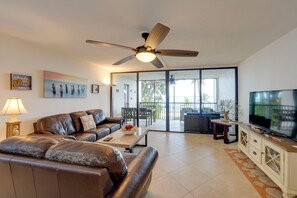 Living Room | Central Heating & A/C | 7 Mi to Harry Harris Beach