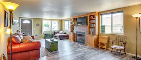 Winchester Bay Vacation Rental | 3BR | 2.5BA | 5 Steps to Enter | 1,600 Sq Ft