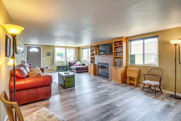 Winchester Bay Vacation Rental | 3BR | 2.5BA | 5 Steps to Enter | 1,600 Sq Ft