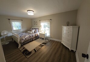 upstairs bedroom queen bed