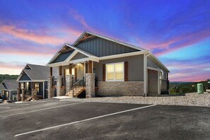 BREWS & VIEWS provides 5 parking spaces in front of the home, is accessible from just a few stairs leading to an expansive main floor and lower level