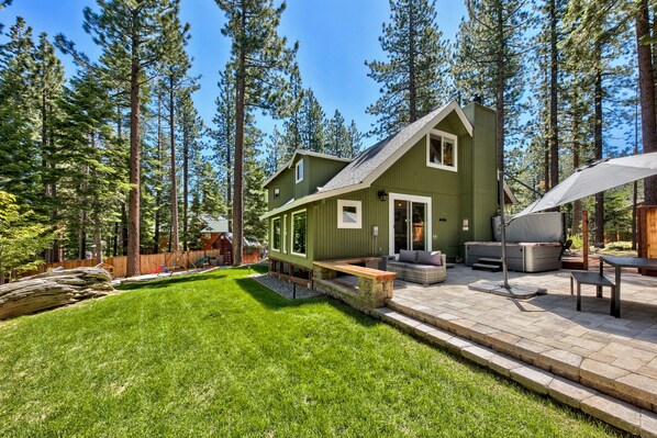 Plenty of room for activities in the fully landscaped backyard a - Plenty of room for activities in the fully landscaped backyard and patio (Fire pit is not open to guest use due to fire restrictions in the Tahoe basin)