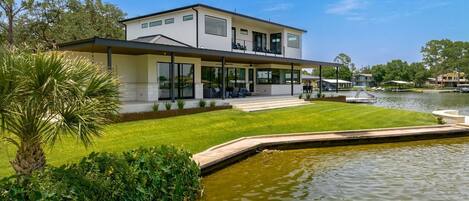 Lakeside House - Walker Luxury Vacation Rentals