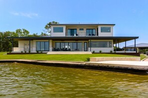 Lakeside House - Walker Luxury Vacation Rentals