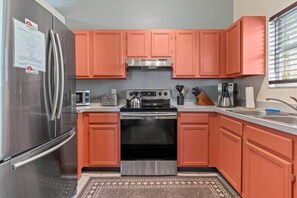 A fully-equipped kitchen that’s outfitted with everything you’d need to cook up homemade dishes