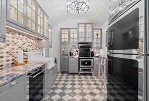 A fully-equipped kitchen that’s outfitted with everything you’d need to cook up homemade dishes