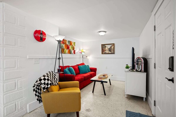 This super cool 50s retro apartment is perfect for solo travelers, couples & friends!