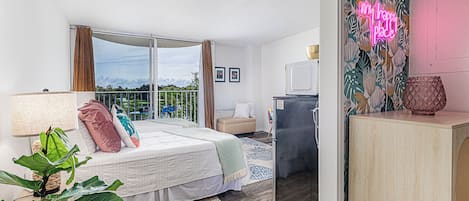 Hilo Lagoon Center 520 is a newly decorated studio unit