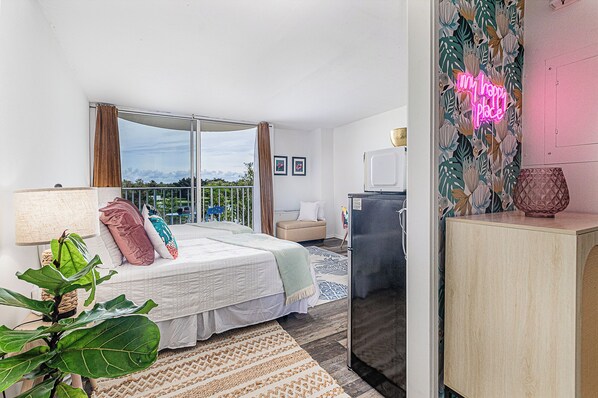 Hilo Lagoon Center 520 is a newly decorated studio unit